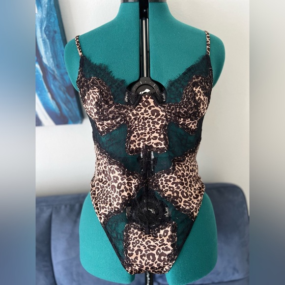Zara Tops - SILK PRINT BODYSUIT